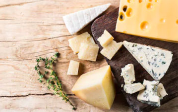 Plateau de fromages et dégustation pendant un food tour à Bordeaux